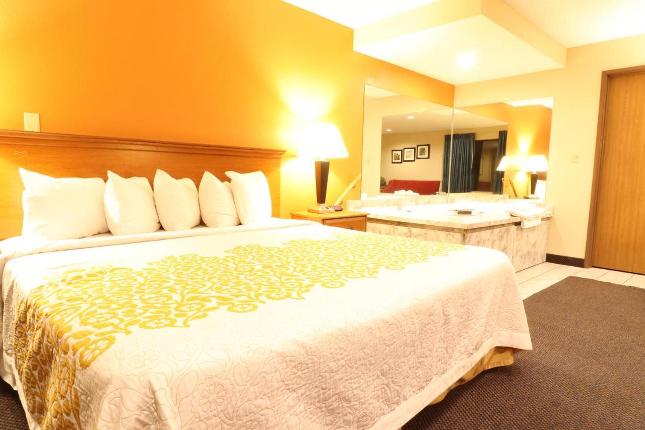 Days Inn By Wyndham Black River Falls - Access To Atv Trail Eksteriør bilde