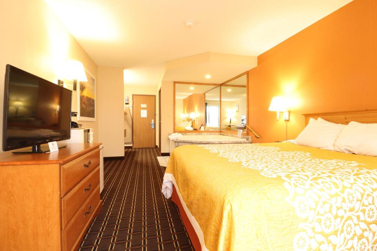 Days Inn By Wyndham Black River Falls - Access To Atv Trail Eksteriør bilde