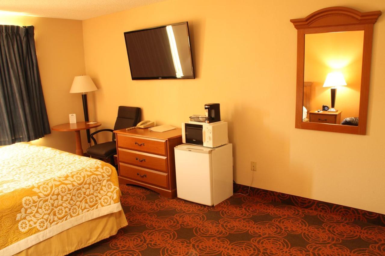 Days Inn By Wyndham Black River Falls - Access To Atv Trail Eksteriør bilde