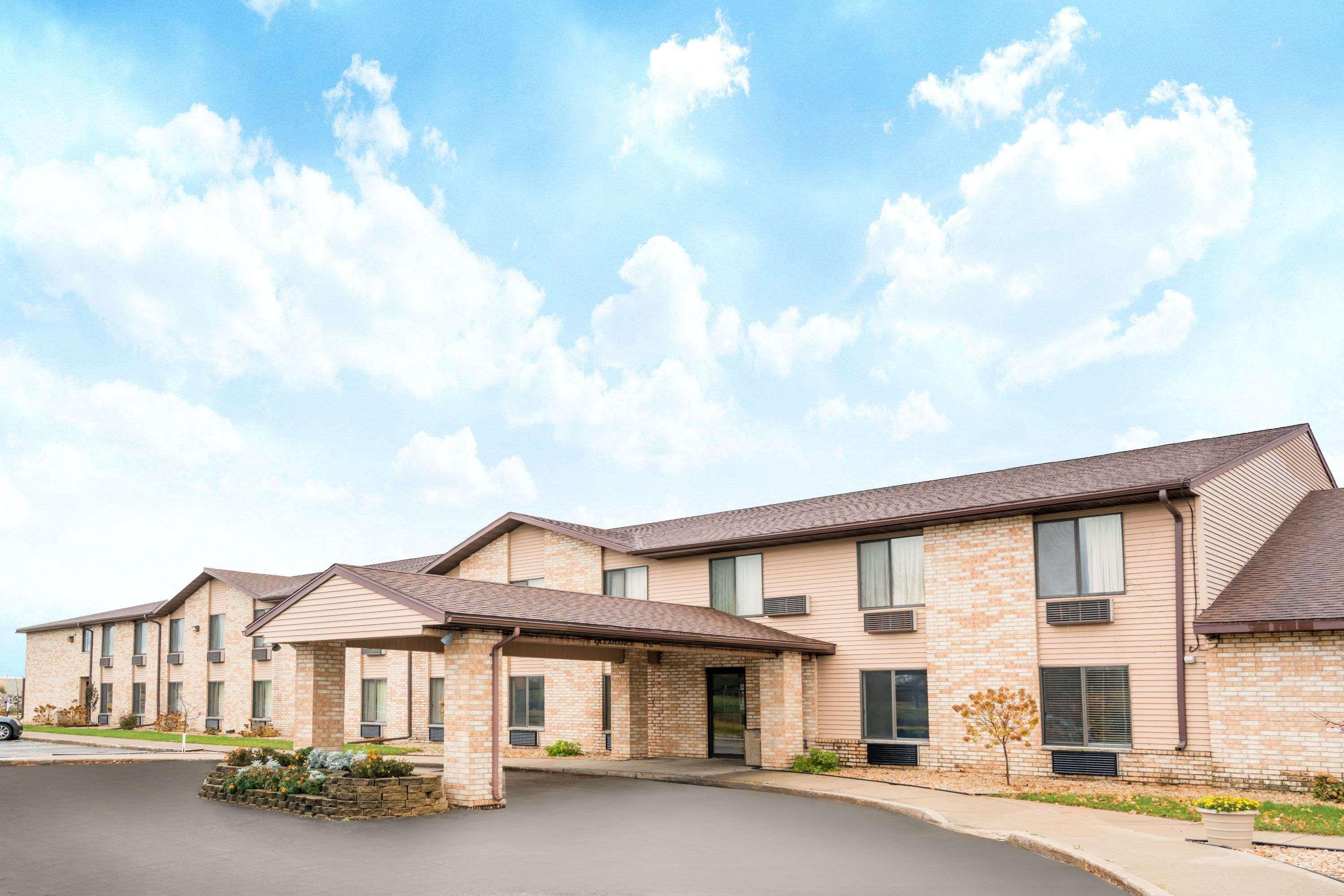 Days Inn By Wyndham Black River Falls - Access To Atv Trail Eksteriør bilde