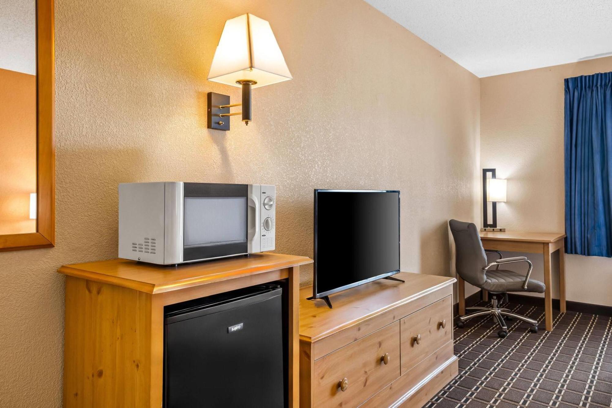 Days Inn By Wyndham Black River Falls - Access To Atv Trail Eksteriør bilde